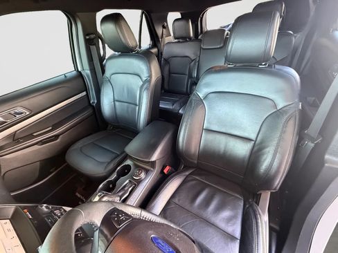 Used 2018 Ford Explorer XLT w/ Equipment Group 202A AWD/4WD image 13