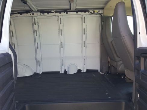 Used 2018 Chevrolet Express 3500 w/ Driver Convenience Package image 11