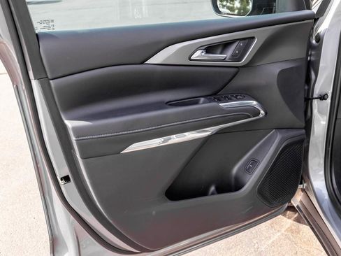 Used 2026 Chevrolet Traverse LT w/ LPO, Floor Liner Package FWD image 9