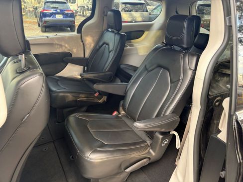 Used 2024 Chrysler Pacifica Touring-L image 33