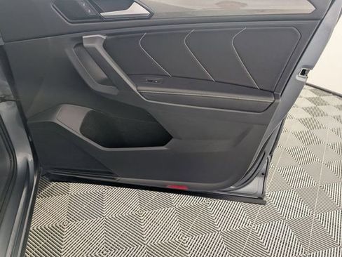 Used 2024 Volkswagen Tiguan SE image 36