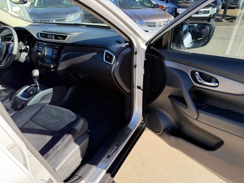 Used 2015 Nissan Rogue SV w/ SV Moonroof Package image 16