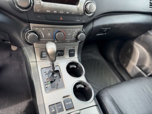 Used 2012 Toyota Highlander SE w/ Tow Pkg image 16