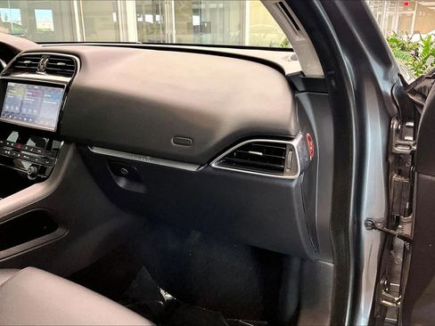 Used 2019 Jaguar F-PACE Premium image 36