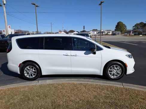 New 2026 Chrysler Pacifica Select image 4