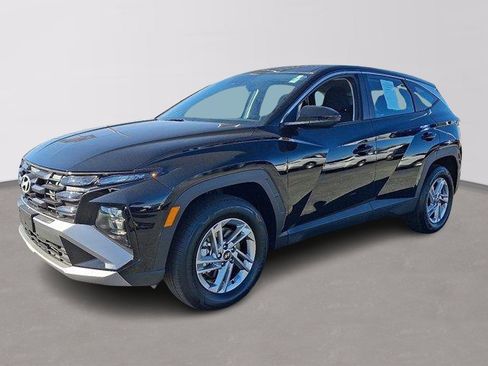 Used 2025 Hyundai Tucson SE image 3