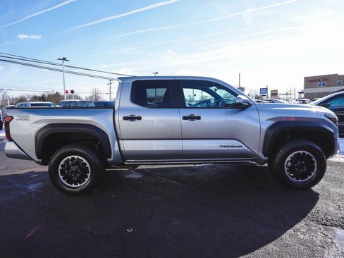 Used 2025 Toyota Tacoma TRD Off-Road image 4