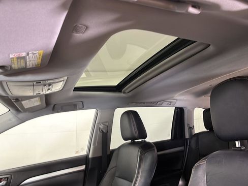 Used 2019 Toyota Highlander XLE AWD/4WD image 37