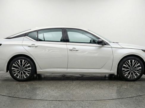 Used 2025 Nissan Altima 2.5 SV FWD image 11