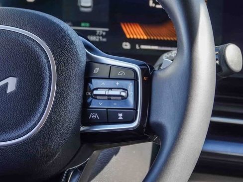 Certified 2025 Kia Carnival LXS image 15