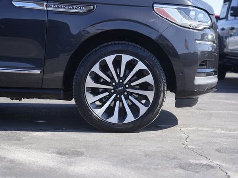 Used 2022 Lincoln Navigator L Reserve image 4