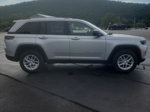 Used 2023 Jeep Grand Cherokee Laredo w/ Luxury Tech Group I AWD/4WD image 7