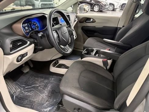 Used 2019 Chrysler Pacifica Touring Plus FWD image 14