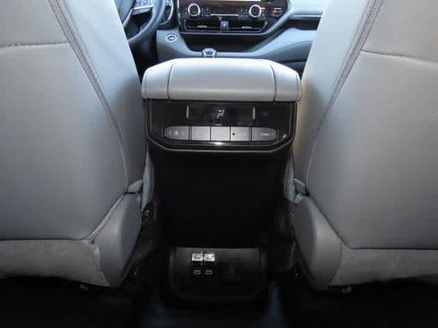 Used 2024 Toyota Highlander Limited image 27