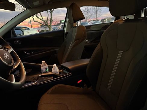 Used 2025 Hyundai Elantra SE image 7