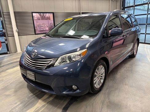 Used 2016 Toyota Sienna XLE Premium image 4