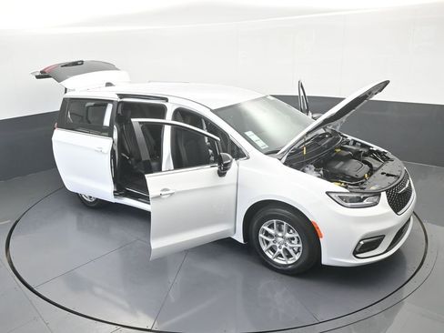 New 2026 Chrysler Pacifica Select image 63