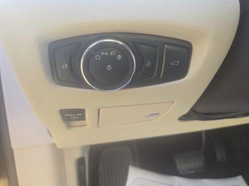 Used 2017 Lincoln Continental Select w/ Climate Package image 13