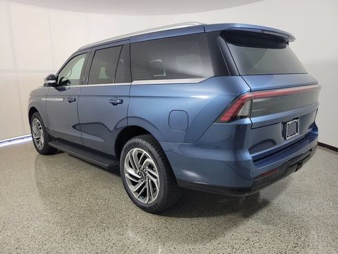 New 2027 Lincoln Navigator Premiere RWD image 3