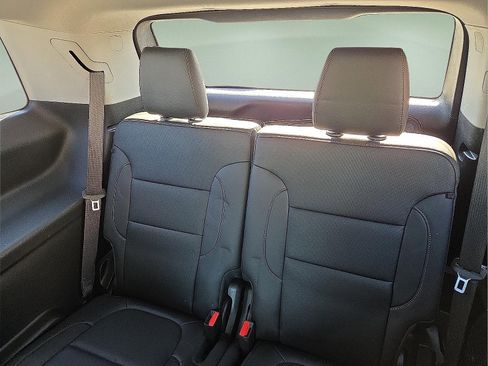 Used 2021 GMC Acadia SLT w/ LPO, Floor Liner Package image 11