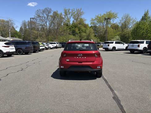 Used 2022 Hyundai Venue SEL FWD image 12