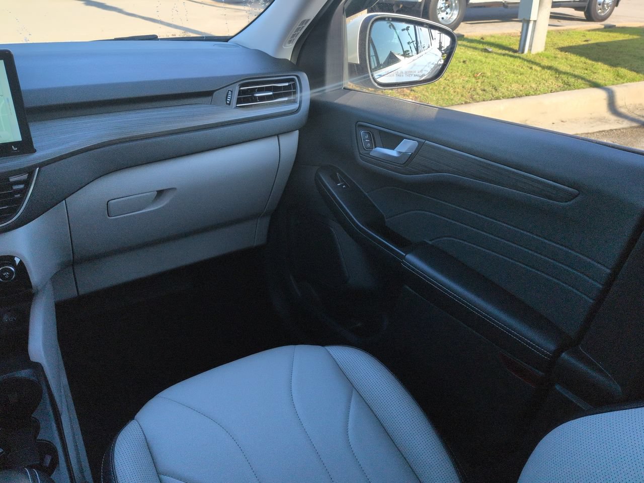 Used 2025 Ford Escape Platinum w/ Premium Technology Package FWD image 16