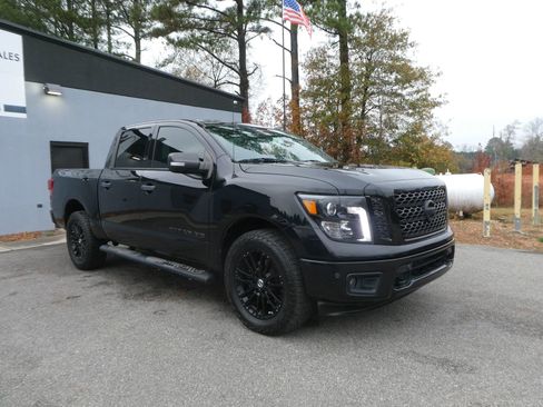 Used 2019 Nissan Titan SV w/ SV Convenience Package image 3