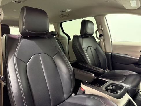 Used 2024 Chrysler Pacifica Touring-L image 30