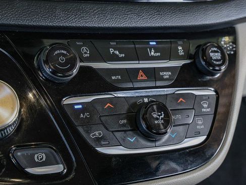 Used 2023 Chrysler Pacifica Touring-L FWD image 18