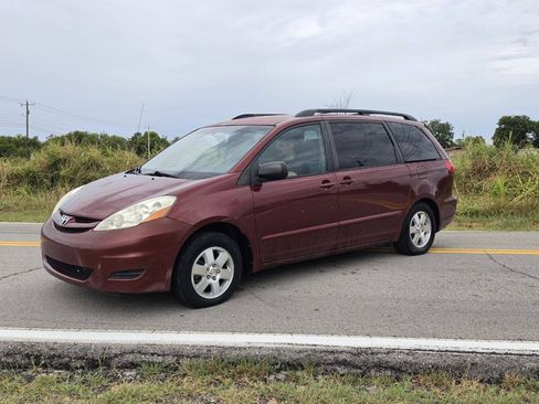 Used 2006 Toyota Sienna LE w/ LE Pkg 2 FWD image 2