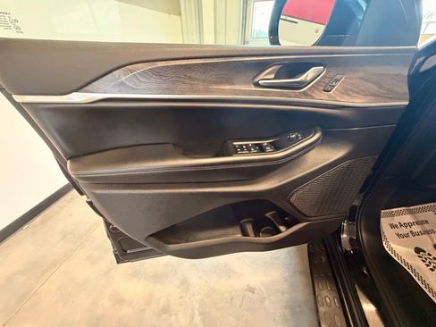 Used 2025 Jeep Grand Cherokee L Limited image 22