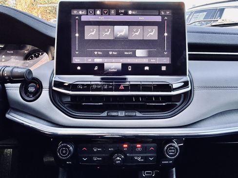 Used 2022 Jeep Compass Limited image 29