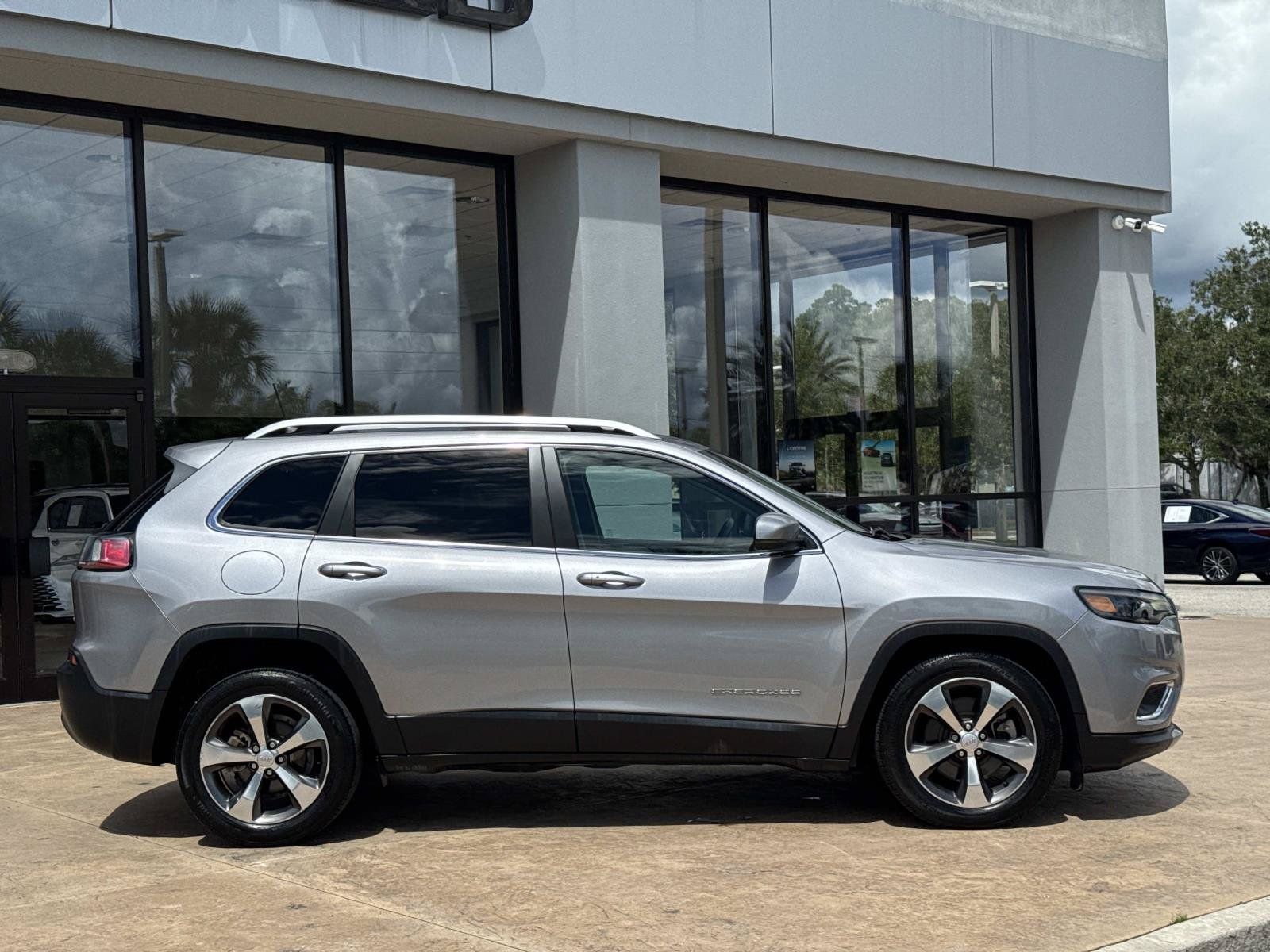 Used 2020 Jeep Cherokee Limited FWD image 2
