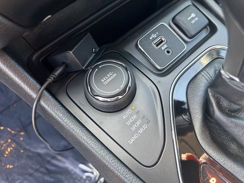 Used 2023 Jeep Cherokee Altitude Lux image 21