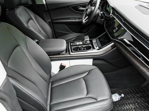 Used 2023 Audi Q8 Premium image 28