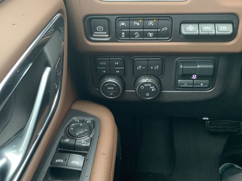 Used 2022 Chevrolet Tahoe High Country AWD/4WD image 12