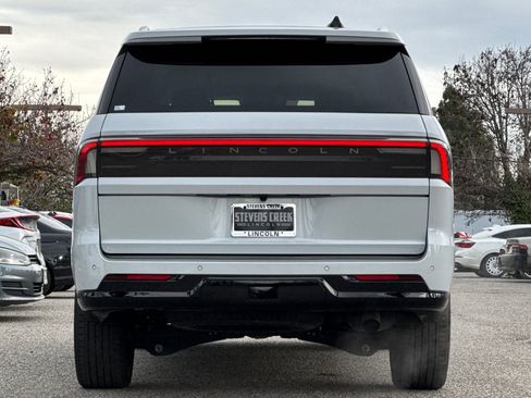 Certified 2025 Lincoln Navigator L Reserve image 5