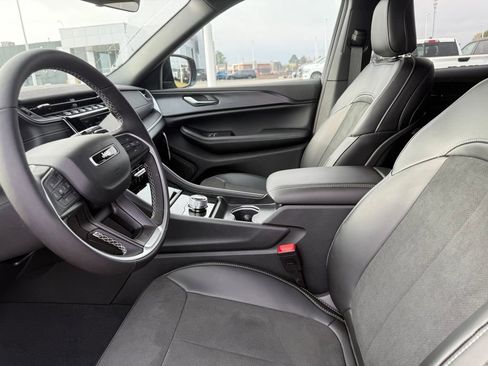 New 2025 Jeep Grand Cherokee Altitude image 9