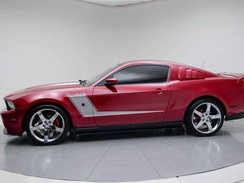 Used 2010 Ford Mustang GT Premium RWD image 2