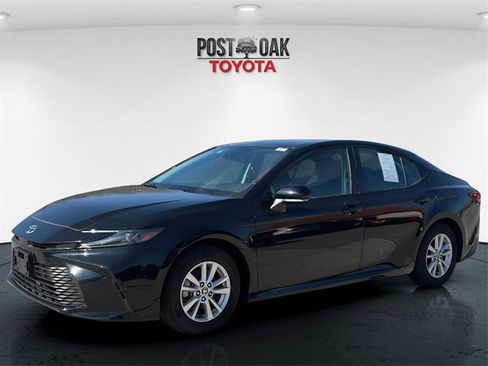 Used 2025 Toyota Camry LE image 3
