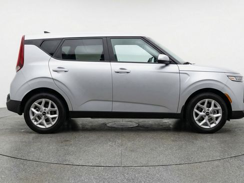 Used 2025 Kia Soul LX w/ LX Technology Package FWD image 11