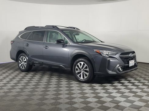 Used 2025 Subaru Outback Premium image 2