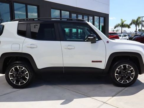 Used 2023 Jeep Renegade Trailhawk AWD/4WD image 2