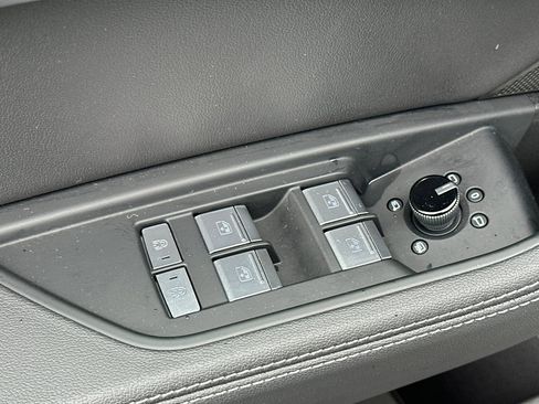 Used 2024 Audi Q8 e-tron Premium Plus image 11