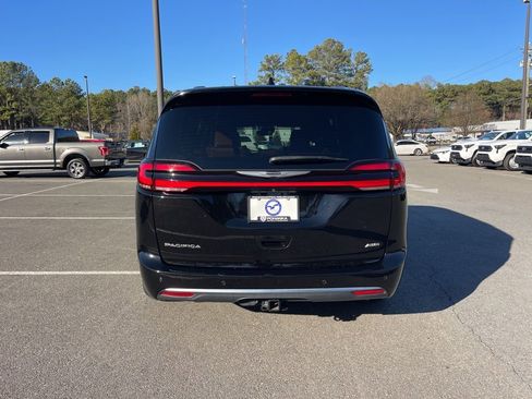 Used 2024 Chrysler Pacifica Pinnacle w/ Trailer Tow Group AWD/4WD image 6