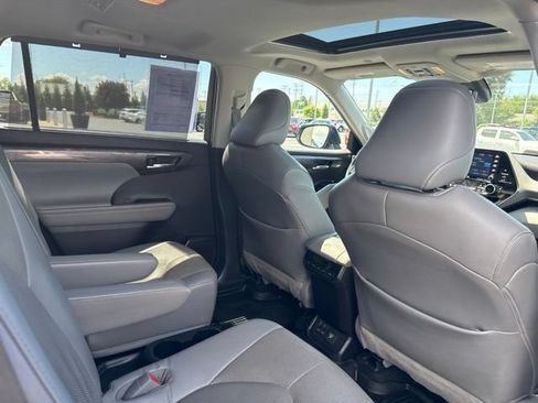 Used 2022 Toyota Highlander Limited AWD/4WD image 31