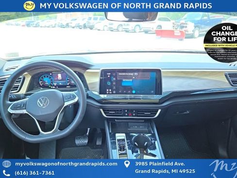 Used 2024 Volkswagen Atlas SE w/ Panoramic Sunroof Package AWD/4WD image 8