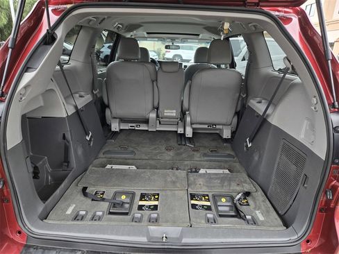 Used 2017 Toyota Sienna XLE image 33