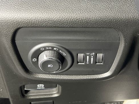 Used 2023 Jeep Grand Cherokee L Limited w/ Luxury Tech Group II image 10