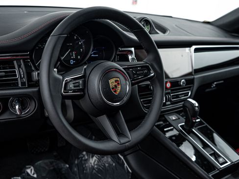 Certified 2025 Porsche Macan AWD/4WD image 12